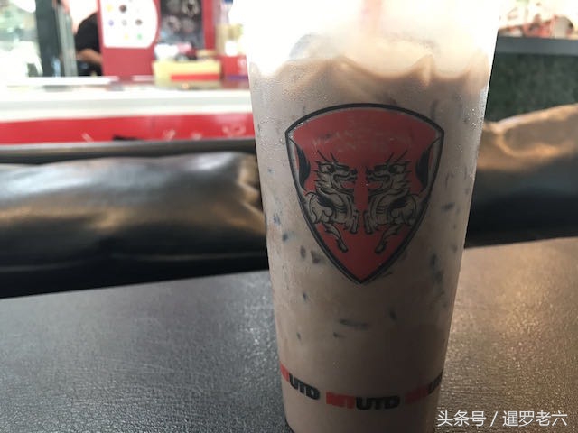 泰超冠军蒙通联的咖啡店来一杯“冰可可”,味道一般,杯子不错!