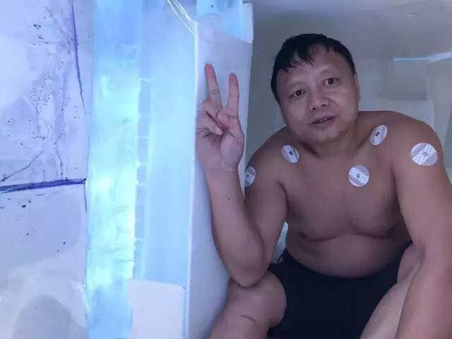 仅着短裤在冰屋里待三天两夜，秦皇岛奇人告诉你：这都不是事儿！