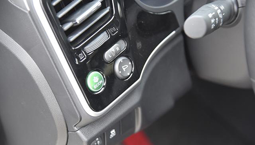 它顶配不到12万轻松装4个大登机箱省油堪比混动