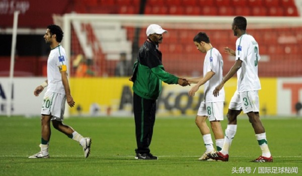 韩乔生说过那位戴绿帽子的沙特队主教练是谁?