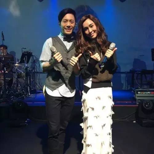 堪称对唱界的「集邮天后」，用音乐结交好友。