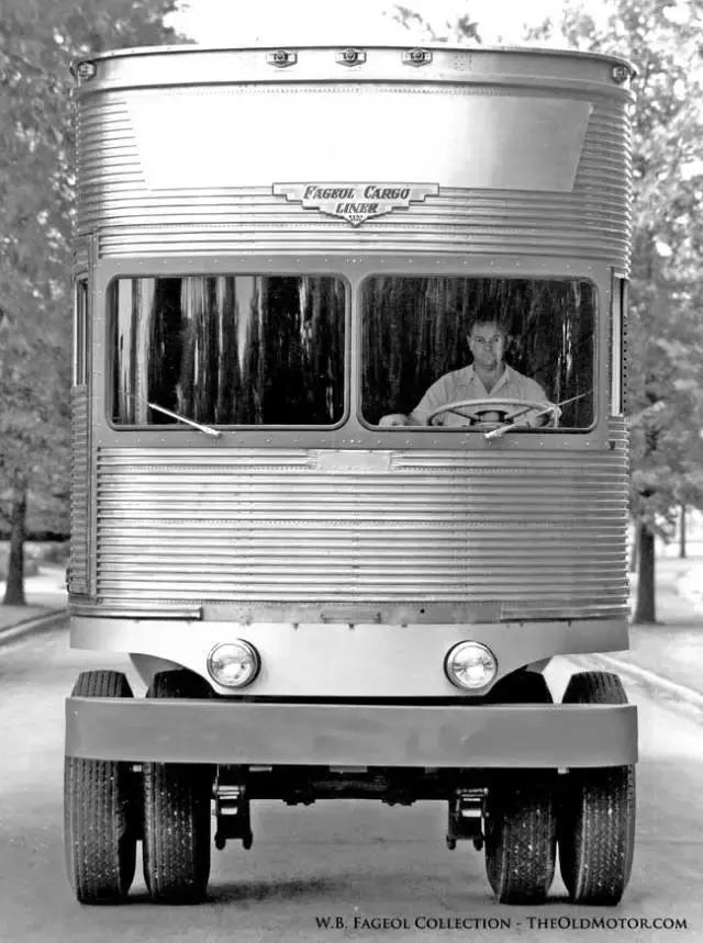 有史以来最狂放的双引擎赛车，来自巴士制造商