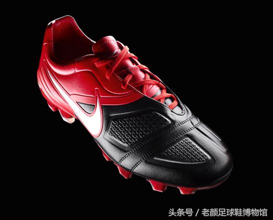 足球鞋阿迪和耐克谁更强,足球鞋耐克暗杀系列