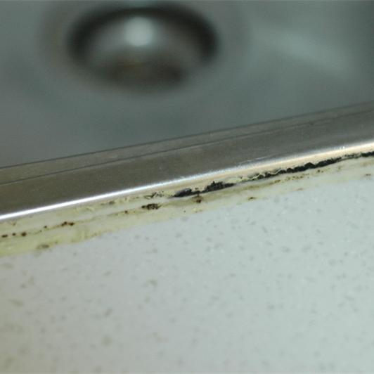 去除水槽发霉的胶,厨房水槽胶发霉了