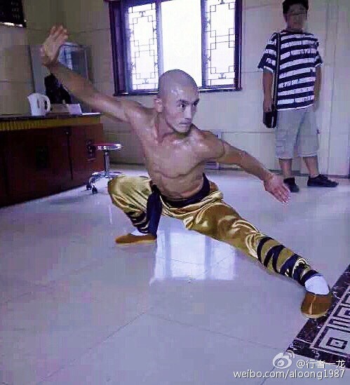 一龙致敬成龙，赞大哥最能打，不用替身险丧命，KO播求可成一哥