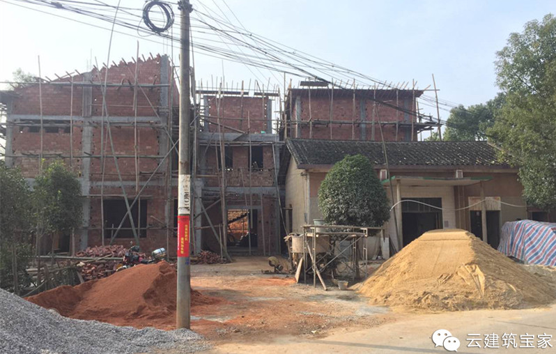 收藏家请甲级设计院回农村建了新中式别墅，巧妙设计改善西晒问题