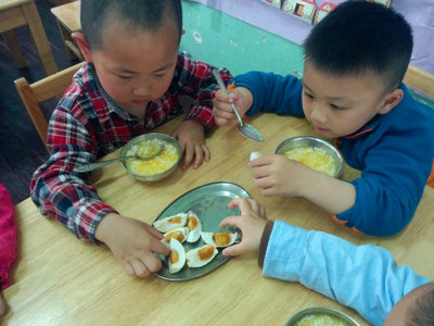 怎样才能腌出流油的咸鸭蛋,50个鸭蛋腌需要放多少盐多少泥巴