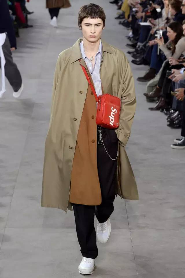 轰动时尚圈LouisVuittonXSupreme系列