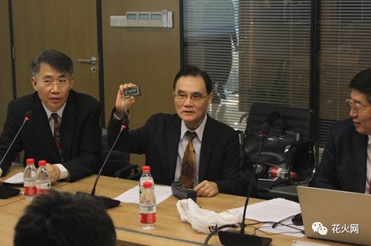 花火日报:iPhone8最新消息曝光,全球首款VR鞋子亮相:感觉像是在虚拟世界里漫步