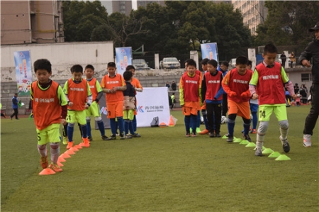 青少年足球训练营开训,2021全国足球冬令营