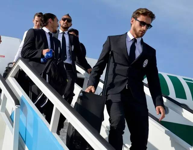 足球谁穿西装最帅,足球运动员穿西装最帅