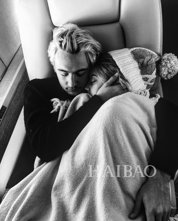 看个时装秀竟然刷出好几对麻豆情侣？你们Z世代的孩子秀恩爱可真高级！