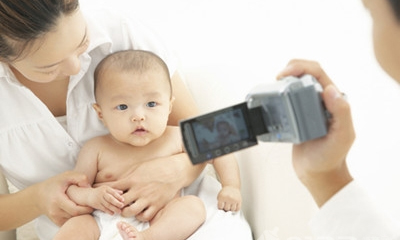 给宝宝拍照闪光灯闪到眼了有事吗,新生儿被闪光灯闪一下眼睛要紧吗