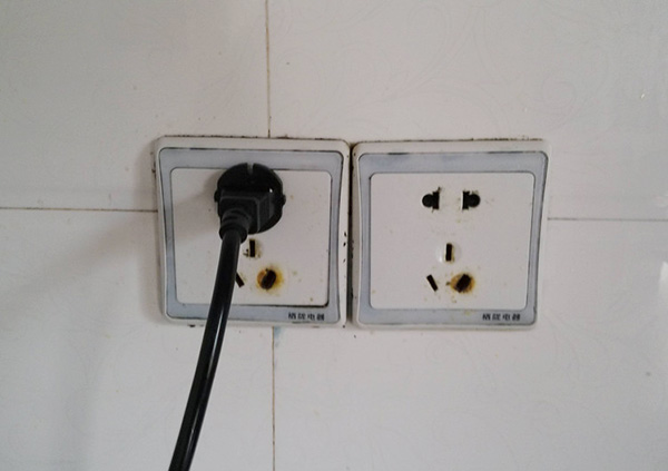 家里的插座坏了如何修理,家里的插座坏了怎么维修