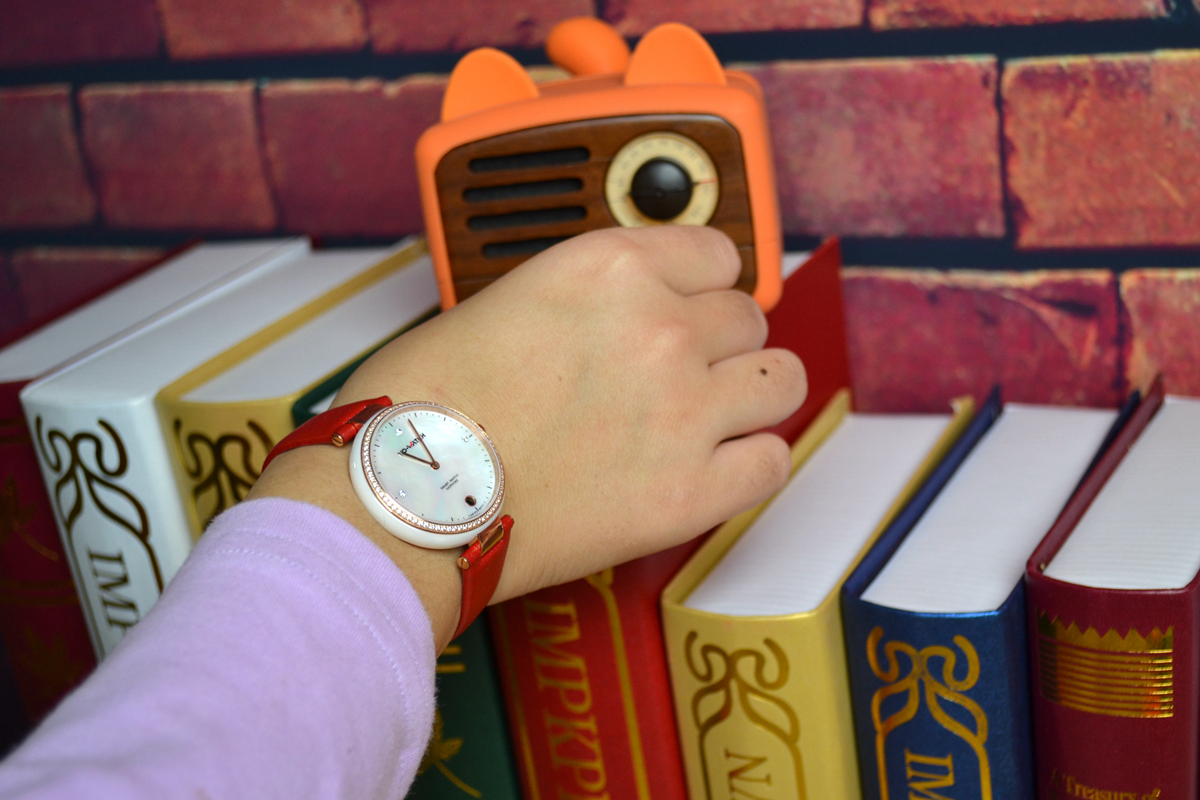 有水晶有钻石,能测UV会自拍,续航8个月,为妹子而生的智能表