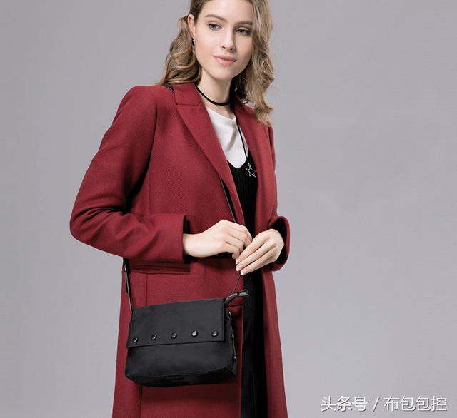 男大学生斜挎包街拍,斜挎包过年回家