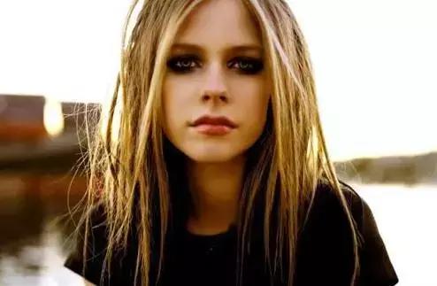 艾薇儿谈及病情,19岁艾薇儿近照