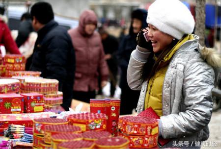 男子喝完酒误把点着的爆竹当烟放进嘴！春节防*花爆烟竹**伤