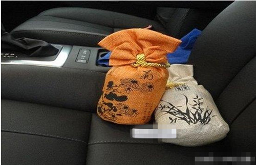 女车主车内传来恶臭,女司机车内传来阵阵臭味