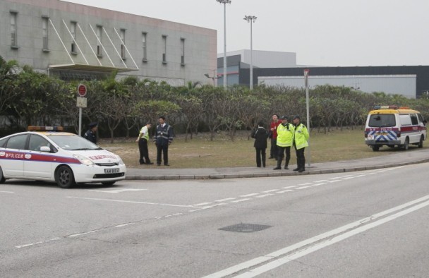 刘德华朱丽倩十指紧扣返港视频,刘德华回老家探亲