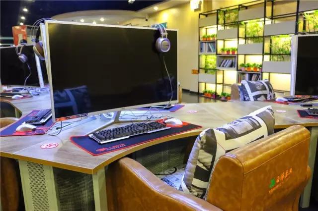 40寸曲面屏+全场乔氏台球桌，这恐怕是我在天津见过最牛的网咖