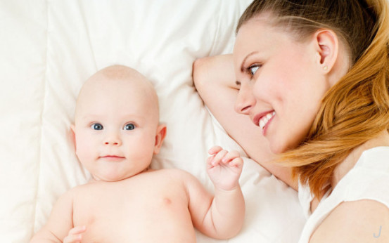 满月宝宝出现四种表现别怕,属于正常的生理表现