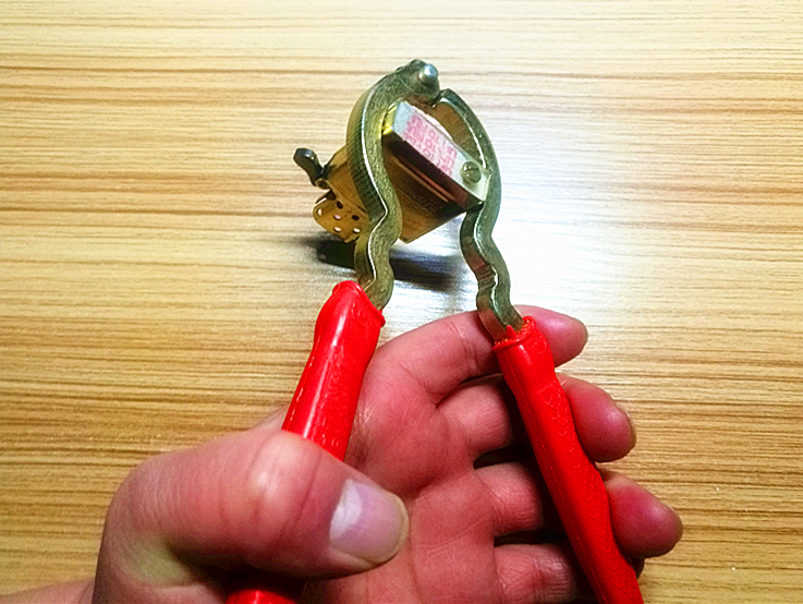 zippo打火机内胆更换方法,zippo内胆拔出来很松动吗