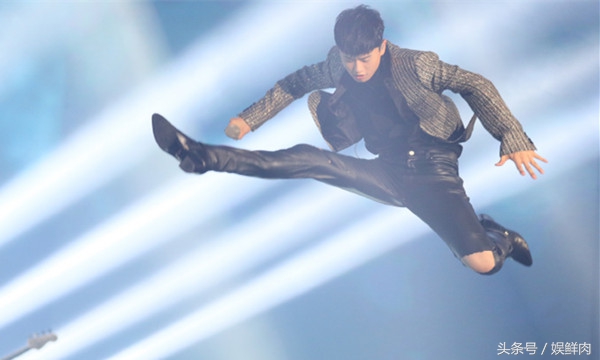 张杰王俊凯跨年,王俊凯跳少林英雄