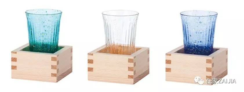 年夜饭香喷喷举起酒杯敬家人,年夜饭的碗和酒杯