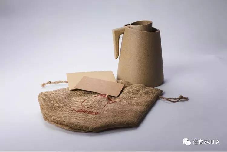 年夜饭香喷喷举起酒杯敬家人,年夜饭的碗和酒杯