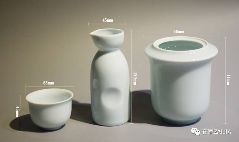 年夜饭香喷喷举起酒杯敬家人,年夜饭的碗和酒杯