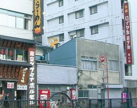 有一个街头艺术家把一只猫涂遍了巴黎，后来它遍布了全世界