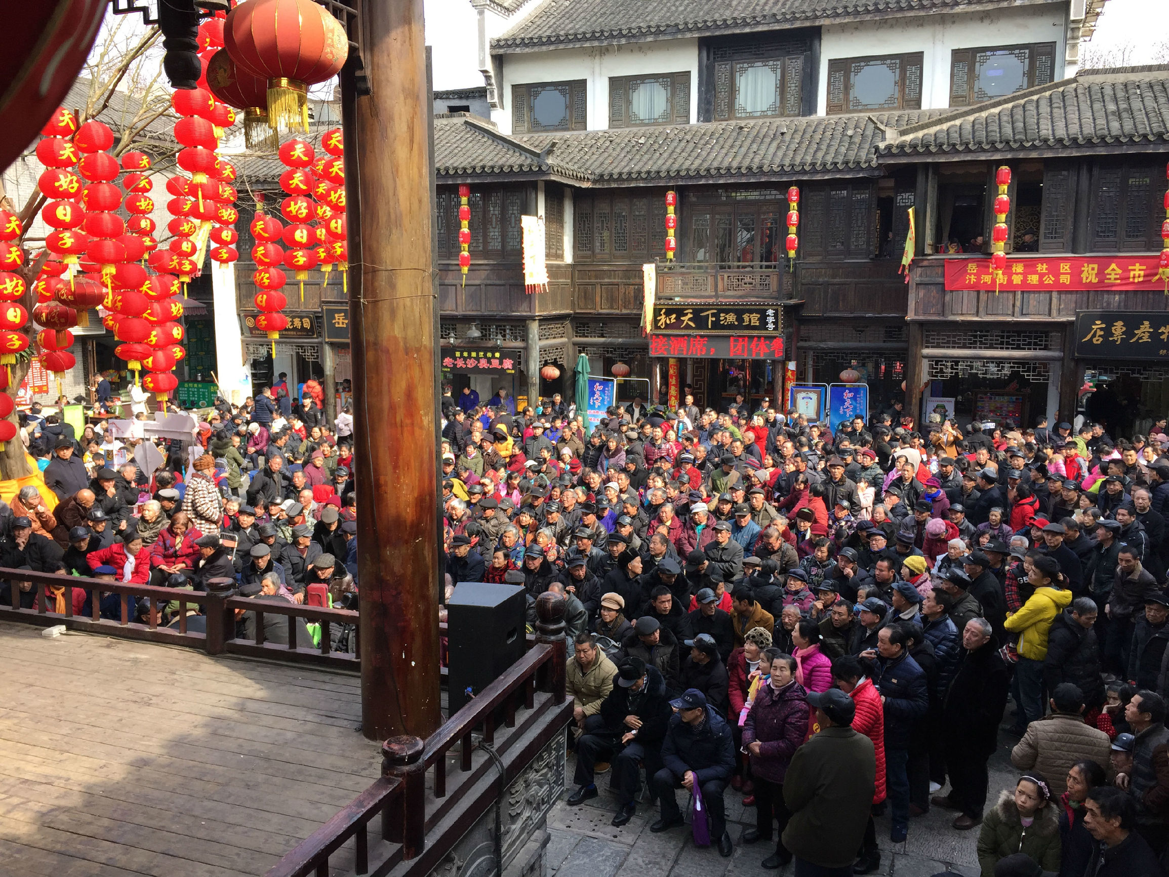 千只大小灯笼,千盏宫灯闹元宵