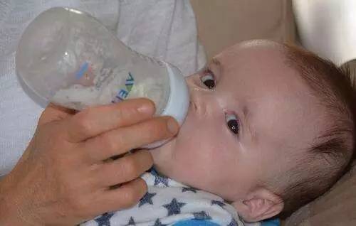 宝宝以前喝奶粉不过敏现在过敏,母乳不过敏奶粉过敏是怎么回事