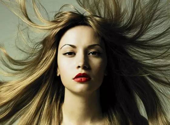 U天使热议丨健身包里装这些，跳完操直接去约会