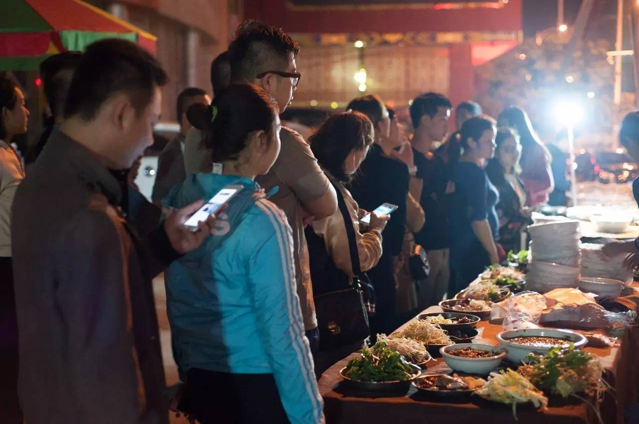 南宁夜晚摆摊生料粉,南宁柳沙夜市网红生料粉