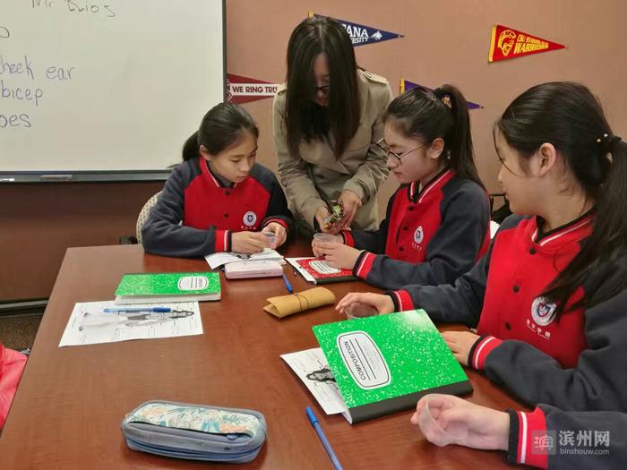 莲华学园师生赴美参加国际课程带领美国学生共唱《杯子歌》