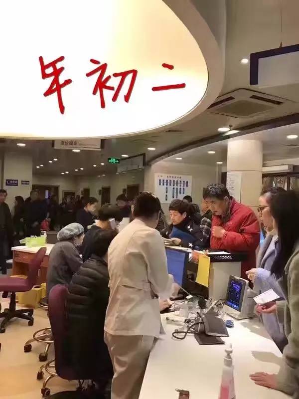 「康健」火车站？机场？NO！节后各地医院都被挤爆了！人山人海，堪比春运……