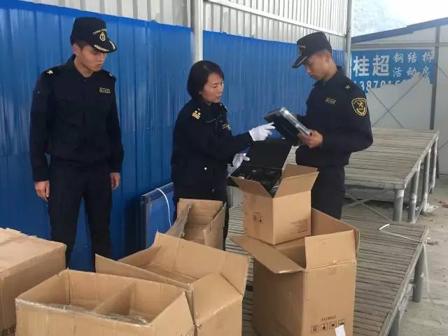 警方查获假冒奢侈品包包,百余件侵权假大牌被海关查获