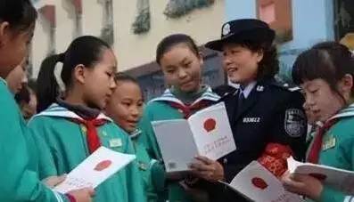 15岁未成年骑车撞到私家车逃逸,小孩开车撞人逃逸