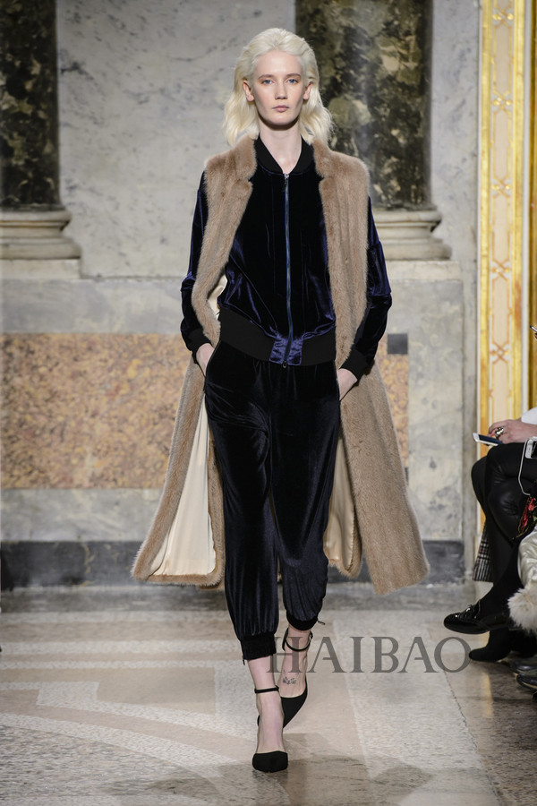 智慧女性心目中的最佳气质！MARYLING2017秋冬女装秀，海报网带你亲临2017秋冬米兰时装周