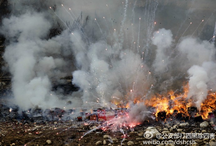 烟花掉下来砸到头,烟花男子右眼被炸伤