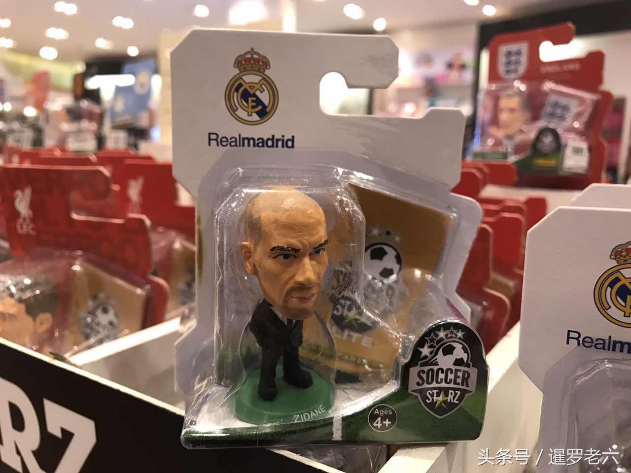 来看看泰国商场里这些50多元的足球玩偶，皇马巨星你最喜欢谁？