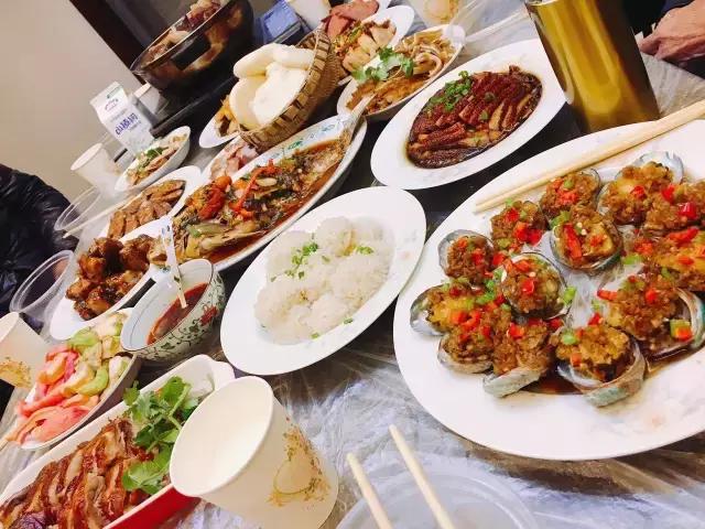 千里奔波只为一年一顿的年夜饭,记忆中的年夜饭人间至味是团圆