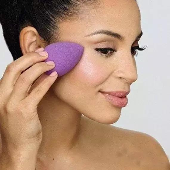 粉底液清透细腻混油皮,粉底液干皮如何做保湿