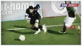 足球经典搞笑gif动图,足球史上十大爆笑瞬间图片