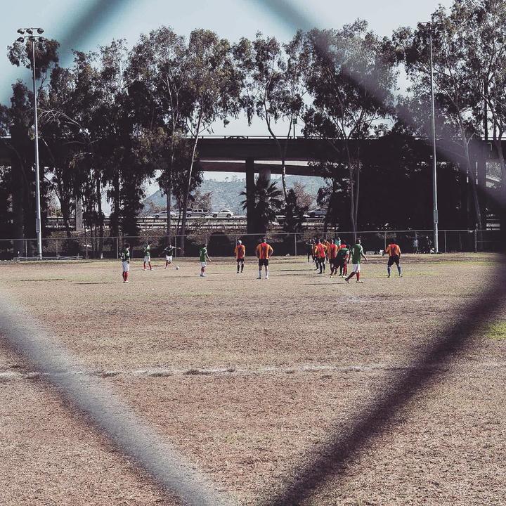 踢了很久足球但踢的不是很好,踢了几年足球还是拿不住球