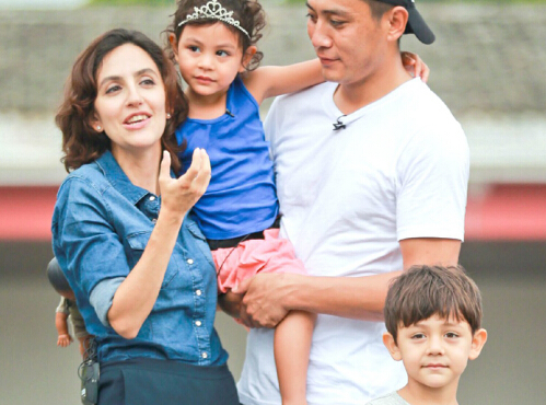 刘烨抱着老婆秀恩爱,刘烨带新媳妇回农村老家