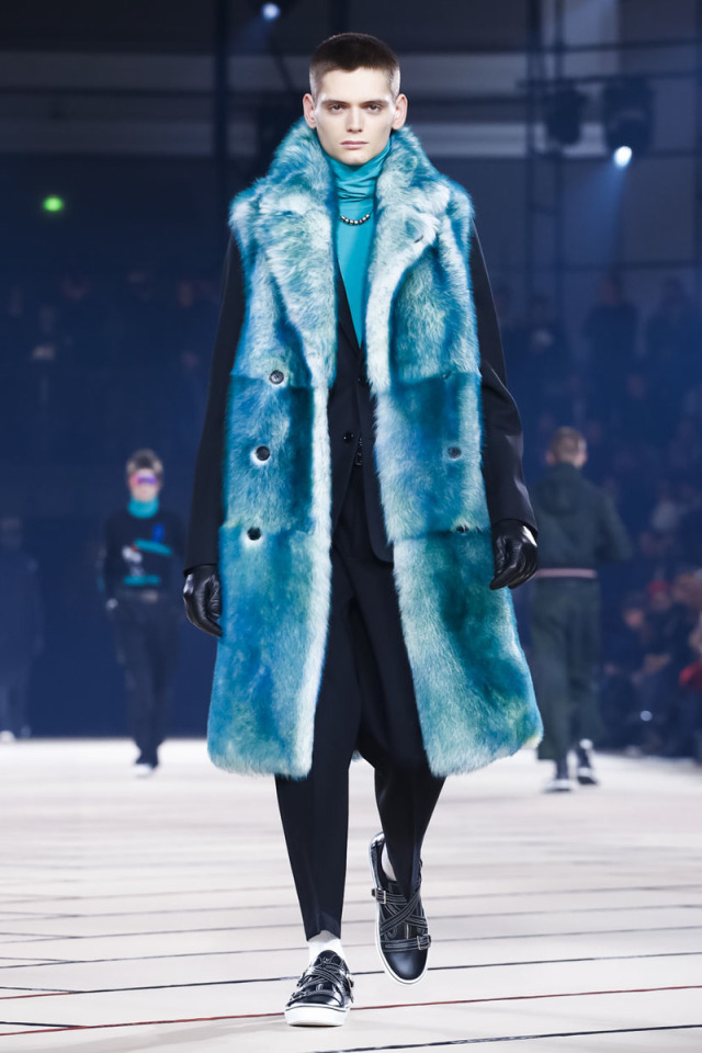 黑貂权志龙,权志龙穿黑貂演唱会