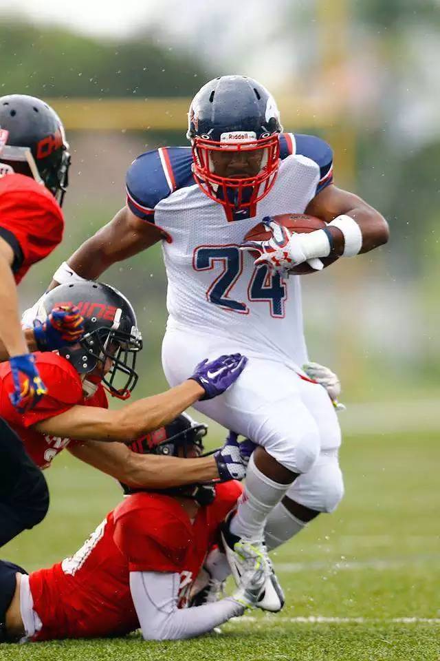 橄榄球重量级对抗,橄榄球赛激烈对抗